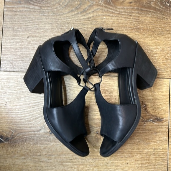 Eileen Fisher Black Leather Sandals Size 7 - Picture 3 of 8